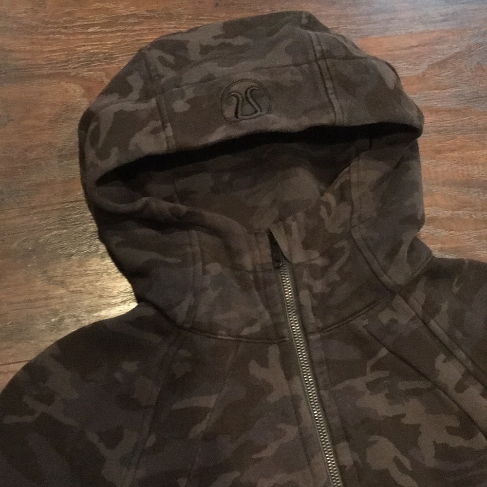 ✨SOLD✨ Lululemon Scuba Sweatshirt Camo Womens Size 6 - Picture 2 of 5